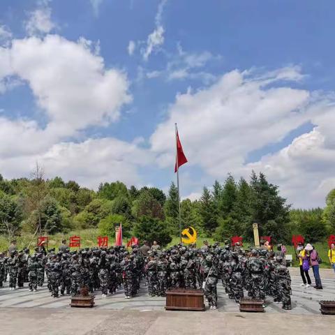 金苹果托管中心在太白晨雨实业拓展基地参加夏令营体验活动