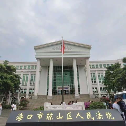 走进法院旁听庭审，现场感受法治课堂