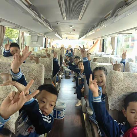 乘着秋天的风2.14班秋季户外实践活动