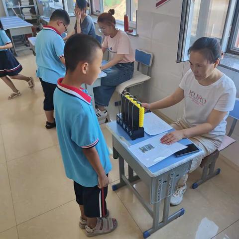 党旗映红创先争优路  ——宏盛小学二年级数学无纸笔测试