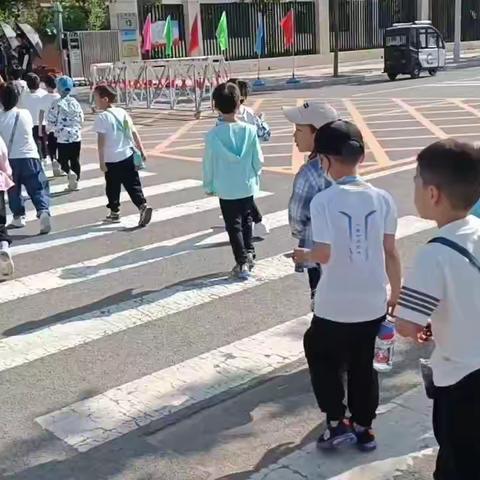 走进小学、“幼”见成长––新知幼儿园走进小学参观活动