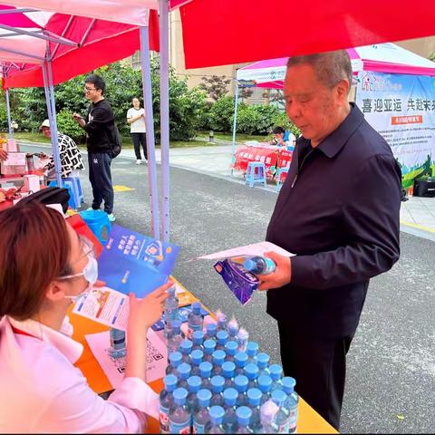 宁波银行五马社区支行开展减费让利宣传活动