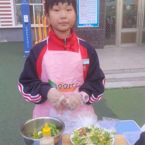 黑河市第二小学四年五班 “我的青菜我做煮”生活是一种实践、是一种参与，孩子们在动手尝试中学会了各种技能。