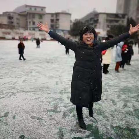 小学是摇篮，是童年完美的回忆。走过了漫长而短暂的小学时光，小学是一本书，一本丰富多彩妙趣横生的故事书。