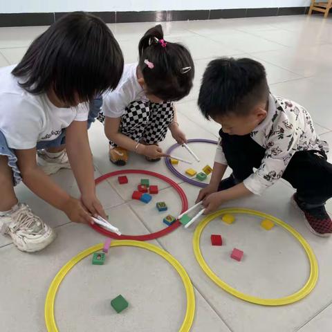 石各庄幼儿园中二班自主游戏——小游戏、大世界