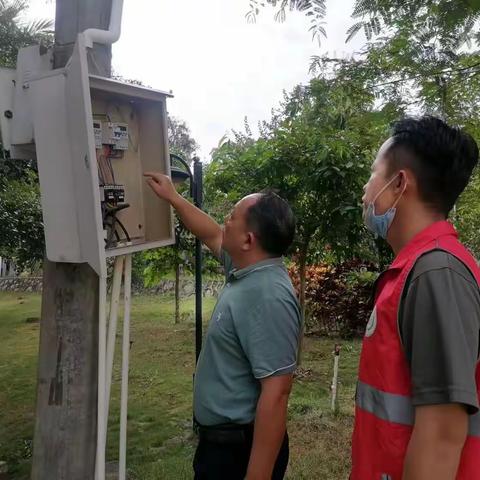 维修路灯添光明，照亮道路暖民心