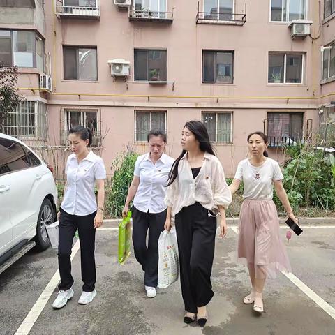 金新社区党组织与共建单位慰问辖区困难党员