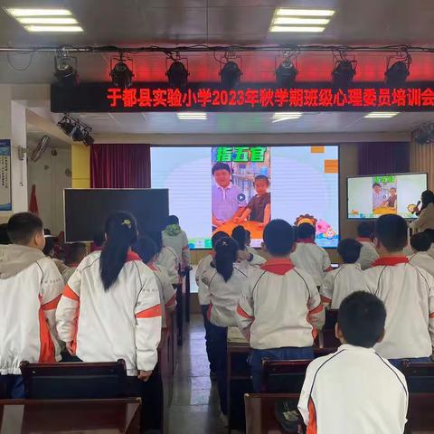 多感彩绘生活——记于都县实验小学四年级语文“盲盒式”习作教研活动