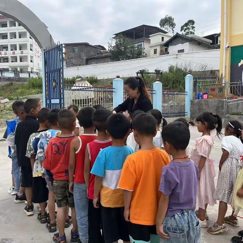 “走进小学，感悟成长”一柳姑村幼教点幼小衔接之二次参观小学活动