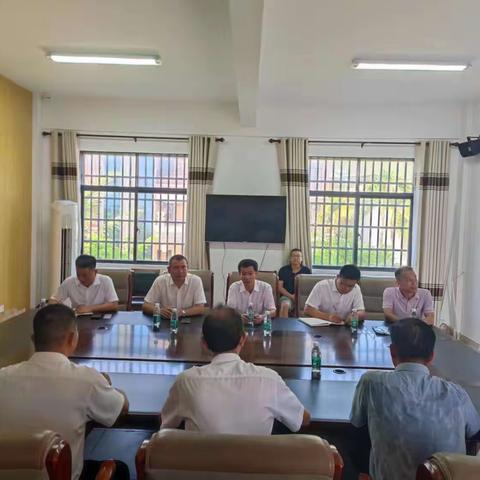 三亚港务集团有限公司党委书记等人到南山村调研，看望驻村工作队并慰问低保户