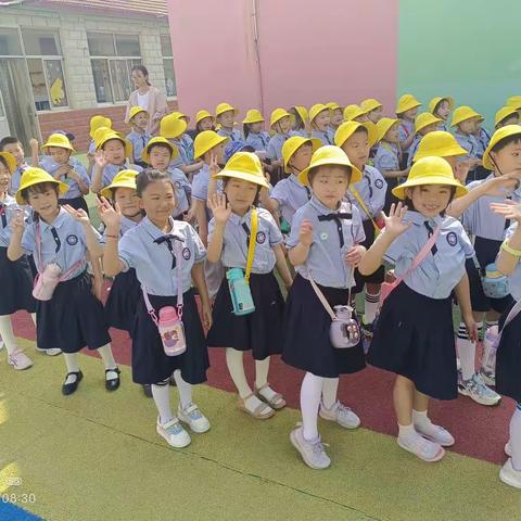 走进小学，憧憬未来---优启幼儿园大二班