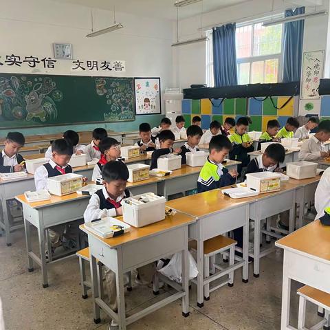 伊河小学爱创机器人社团