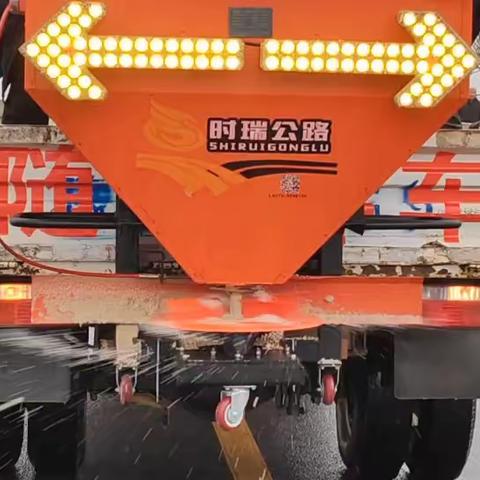 除雪保畅通    公路人在路上