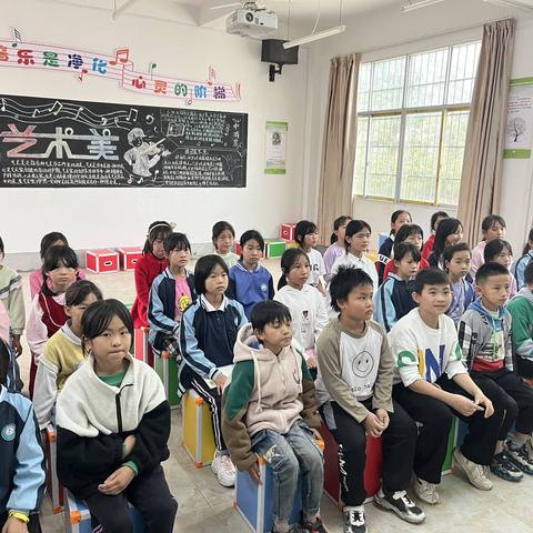 歌声飞扬 唱响童年———铁山垅中心小学合唱社团