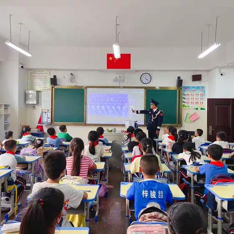 思茅二小“魅力家长”进校园主题队会 —小学生国防安全教育课