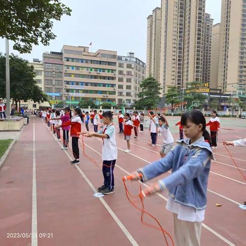 “跳”跃青春、“绳”系未来——港宁小学万人跳绳海选赛