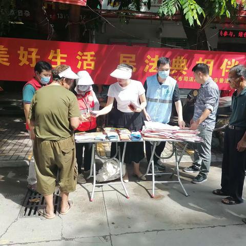 四更镇网格员联合镇司法所开展“美好生活，民法典相伴”主题普法宣传