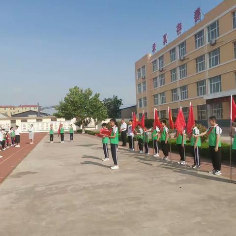 莒县刘官庄镇中心小学隆重举行2022级一年级分批入队仪式