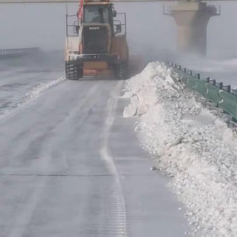 二连浩特市边防公路养护中心  努力奋战除雪保畅一线