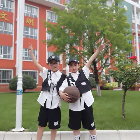 【“三抓三促”行动进行时·银杏艺术节】“童心 童真 我来秀”—徽县实验小学三年级13班六一”时装秀