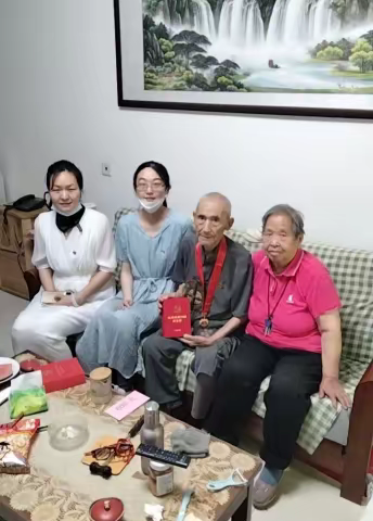 水园社区开展“光荣在党五十年”，走访慰问老党员活动