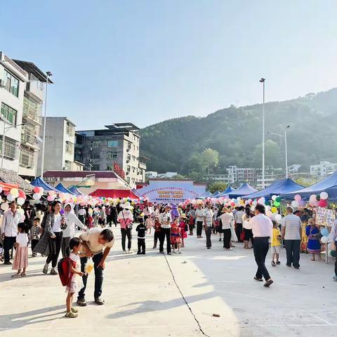 那坡县百省乡中心幼儿园——“民族大集市，萌娃来当家”跳蚤市场活动