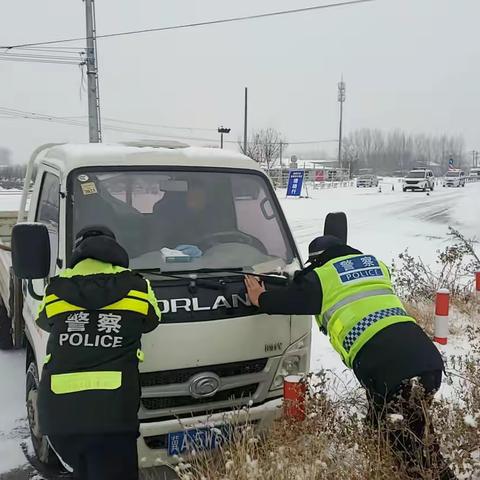 雪天行车侧滑被困深泽交警暖心救助