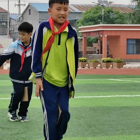 拳铺镇创新小学——三年级本周校园主题活动之“夹纸竞走”