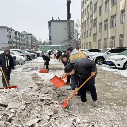 瑞雪纷飞铺锦绣 扫雪除冰启新程-机械工程系