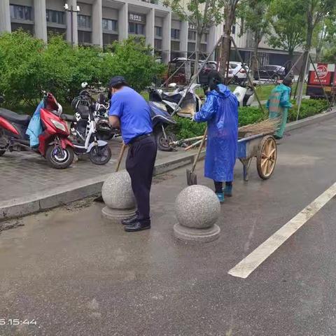 开展道路大清洗  擦亮城市换新颜