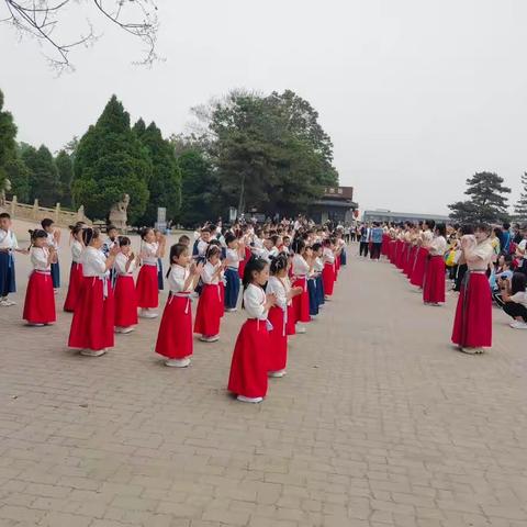 走进常家庄园“晋商文化润童心，幸福陪伴在六一”——新世纪书院幼儿园中班组活动