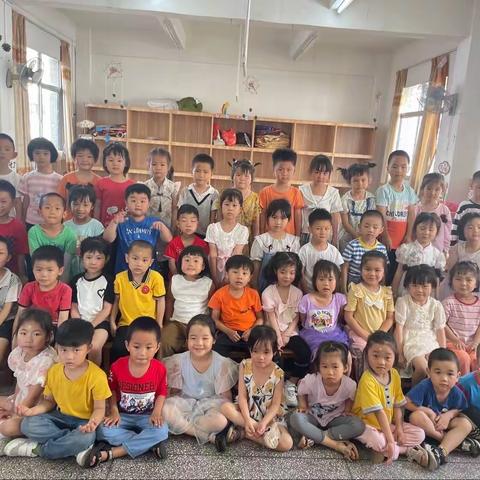 罗岗中心幼儿园2023年六一文艺汇演中二班表演者照片