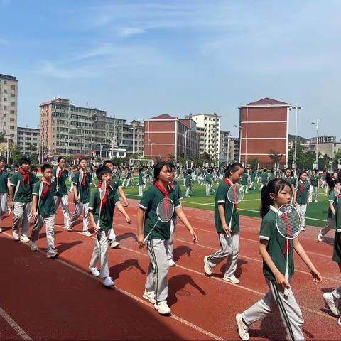 “活力大课间 悦动越健康＂——乐平市第十一小学“羽＂你同行 ，阳光成长体育大课间展示
