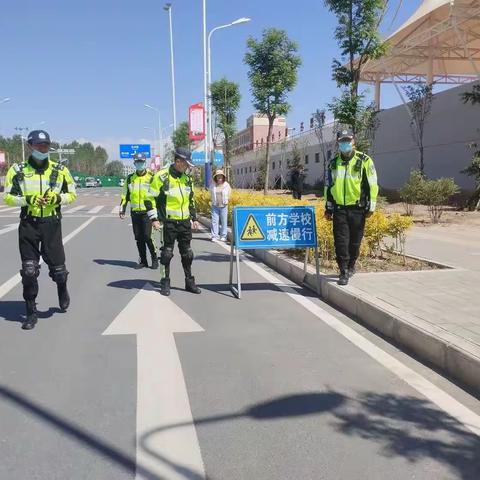 桥头四小家长接送孩子文明驾车 规范停车温馨提示