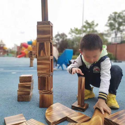 高台幼儿园小二班安吉游戏———户外碳化积木（副本）（副本）