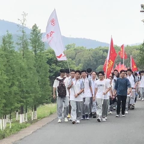 鲜衣怒马少年时，远足铿锵踏歌行——记义乌五中高二年段励志远足活动