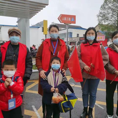 用心护学，为爱“站岗”