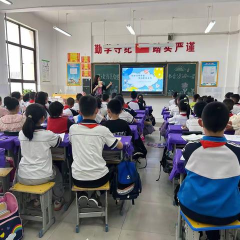 腹有诗书气自华，最是书香能致远———西街小学四年级五班读书活动掠影