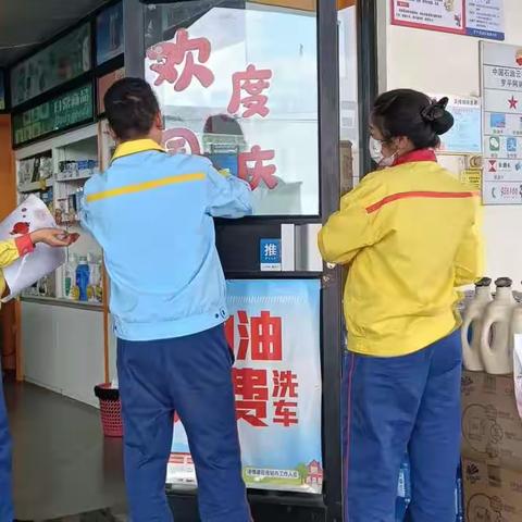 “迎中秋，庆国庆”，罗平阿岗加油站带领员工对便利店进行节前氛围打造，喜迎中秋，欢度国庆，提升加油站节日氛围。