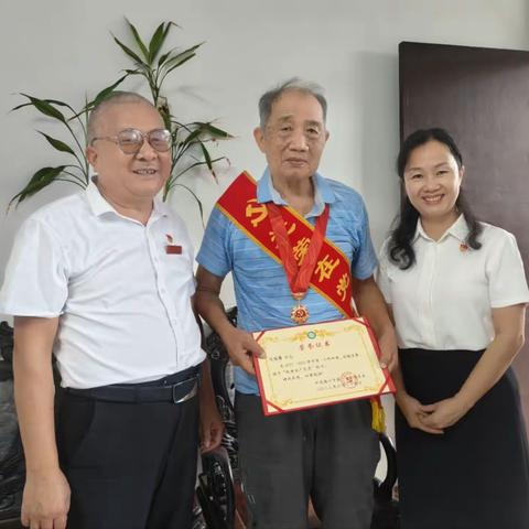 光荣在党50年  革命薪火永相传——海口市第一中学党委上门颁发“光荣在党50年”纪念章