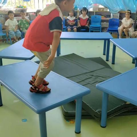 苗苗二班"防溺水"、“防拐骗”小课堂