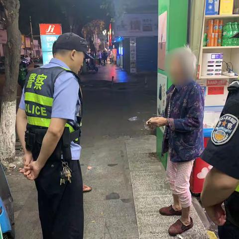 痴呆老人深夜迷失方向，民警暖心助其归家