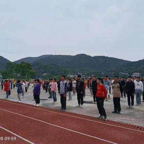 团聚新青年 点燃新力量———麦田中学新团员入团仪式