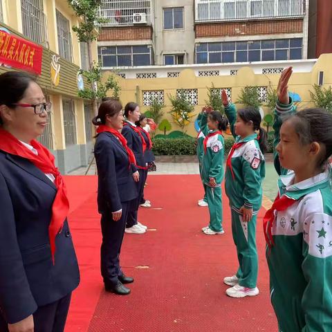 学习二十大  争做新时代好队员——南阳市第六小学校举行一年级第一批新少先队员入队仪式