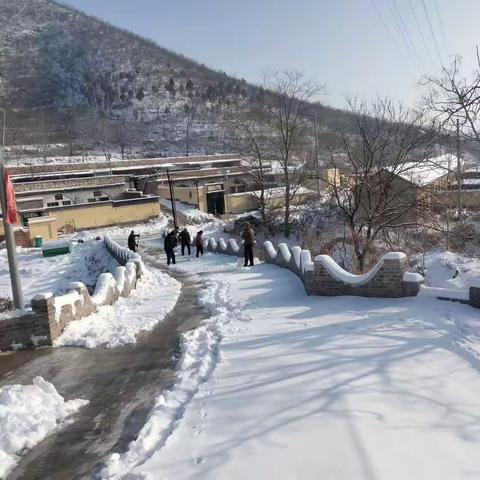 “铲雪人的奉献” ——清扫积雪，创造冬日美景