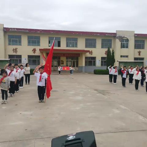 北张中心校南张小学校“六一”入队仪式暨“六一”颁奖仪式