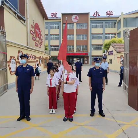 走进消防大队、学习消防知识——兰坡小学开展“走进消防大队、学习消防知识”社会实践活动