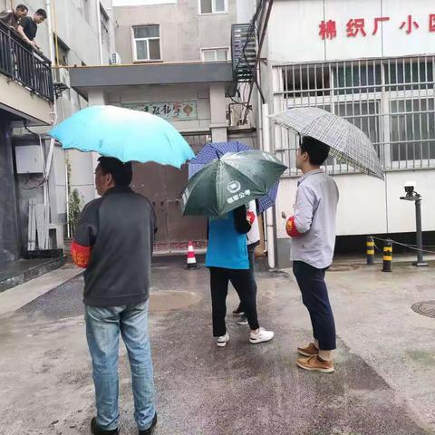 风雨之中显担当 社区防汛在行动