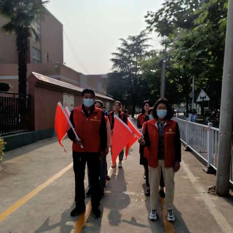 最美护学岗，建设平安校园——南关村小学五年级