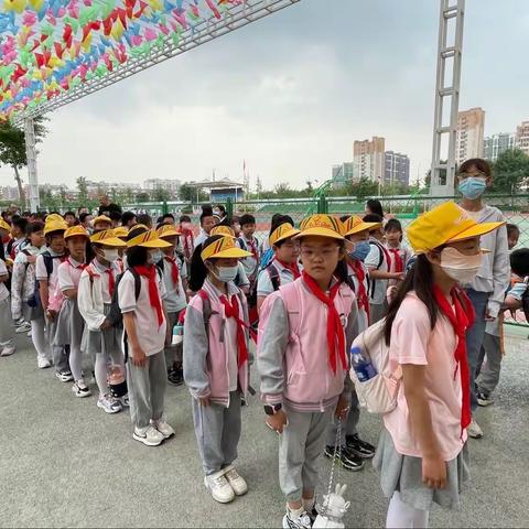 “走进社会课堂  体验插花艺术”——檀营小学社会大课堂活动